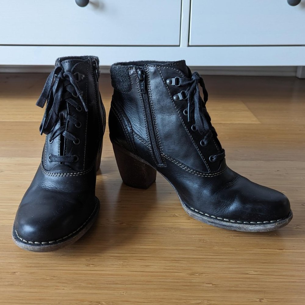 Black Ankle Boots by Clarks // Size 9.5 M // A little Witchy, a little Sporty